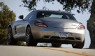 Von BMW hatte man einen Supersportwagen wie den SLS seit Jahren als längst überfälligen Nachfolger des M1 erwartet. Doch die Bayern spielen auf Zeit, konzentrieren sich auf effiziente Triebwerke und verschlafen, eine sportliche Speerspitze ins Rennen zu schicken. Foto: press-inform