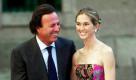 Der spanische Sänger Julio Iglesias und seine Partnerin Miranda Rijnsburger haben sich das Ja-Wort gegeben. Iglesias, der mit seinen 66 Jahren zweiundzwanzig Jahre mehr auf dem Buckel hat als seine neue Angetraute, wählte als Rahmen für die Zeremonie eine besonders intime Atmosphäre im spanischen Marbella. Nur die fünf Kinder des Paares und zwei Trauzeugen durften dabei anwesend sein.  Foto: dpa