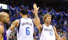 Lakers gedemütigt: Nowitzki im NBA-Halbfinale
Vorspann: 	
Text: 	

Dallas (dpa) - Die Dallas Mavericks und Dirk Nowitzki sind nach einem Triumph über Champion Los Angeles Lakers heißer Anwärter auf ihren ersten NBA-Titel. Die Texaner demütigten beim 122:86 Kobe Bryant und Co. auch im vierten Playoff-Viertelfinale.

Mit 4:0 Siegen stehen die Mavericks als erstes Team im Halbfinale der nordamerikanische Basketballliga. «Es ist großartig. Der Schlüssel waren die beiden Auswärtssiege. Unser Team ist so gut wie jedes andere», sagte ein glücklicher Nowitzki, der mit 17 Punkten und nur 32 Minuten Spielzeit bei dem denkwürdigen Sieg sogar einen eher ruhigen Abend verbrachte.

Vor den begeisterten Fans im American Airlines Center stachen vor allem die Teamkollegen wie Jason Terry heraus. Terry stellte mit neun getroffenen Drei-Punkt-Würfen bei zehn Versuchen den Rekord für die NBA-Playoffs ein. Insgesamt war er mit 32 Punkten der Matchwinner des Abends.

In der Vorschlussrunde trifft Dallas auf den Gewinner der Partie Memphis Grizzlies gegen Oklahoma City Thunder.

Erst zum vierten Mal überhaupt und zum ersten Mal seit 2006 stehen die Mavericks im Finale der Western Conference. Damals platzte im Finale gegen Miami Heat, die im Halbfinale der Eastern Conference gegen die Boston Celtics 2:1 in Front liegen, Nowitzkis großer Traum vom NBA-Titel. Im Gegensatz zu damals sind nun aber auch seine Mitspieler in Topform. Peja Stojakovic und Jose Juan Barea erzielten - ebenfalls wie Terry von der Bank kommend - 21 und 22 Punkte. Nach Frustfouls mussten bei den Lakers Lamar Odom und Andrew Bynum vorzeitig vom Feld.

Kobe Bryant, der vor der Partie noch an eine echte Chance geglaubt hatte, war mit 17 Punkten ebenso von der Rolle wie die gesamte erste Fünf der LAkers. Zusammen brachten es die Starter des Titelverteidigers nur auf 49 Zähler.

Auch wenn Fans und Medien Nowitzki und die Mavericks feiern, sind dem deutschen Basketball-Superstar die Lobeshymnen für die NBA-Playoff-Auftritte noch nicht geheuer. «Wir sind nicht gut genug, um uns zurückzulehnen oder den Fuß vom Gaspedal zu nehmen», hatte der Würzburger vor dem vierten Viertelfinale erklärt.

Vor allem Nowitzkis Galavorstellungen im direkten Duell gegen Lakers-Ass Kobe Bryant verblüffen selbst größte Skeptiker. Auch beim 98:92 gegen den Titelverteidiger im dritten Spiel der Serie war Deutschlands bester Basketballer mit 32 Punkten «der bessere Superstar» lobten die «Dallas Morning News».

Lakers-Legende Magic Johnson attestierte Nowitzki eine «phantastische Serie» und forderte gleichzeitig einen radikalen Umbruch bei seinem ehemaligen Arbeitgeber. Der wird nun unerwartet früh mit dem Abschied des erfolgreichsten Coaches der NBA-Geschichte kommen. Für Lakers-Trainer Phil Jackson, der schon elf Titel gewonnen hat, war die Schmach von Dallas sein letztes Spiel an der Seitenlinie.

In der Playoff-Geschichte der nordamerikanischen Profiliga NBA lagen Teams in « Foto: dpa