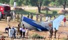 Keine Überlebenden bei Flugzeugabsturz in Pakistan Vorspann: Text: 
Islamabad (dpa) - Den Flugzeugabsturz in der südpakistanischen Hafenstadt Karachi hat keiner der 21 Insassen überlebt. Wie der Sprecher der Zivilluftfahrtbehörde sagte, starben außer den 17 Passagieren, einem Techniker und einem Wachmann auch die beiden Piloten. Unfallursache bei dem zweimotorigen Propellerflugzeug war der Ausfall eines Motors. Davon habe der Pilot dem Kontrollturm kurz nach dem Abheben berichtet. Die Maschine ist nach Behördenangaben von der italienschen Ölgesellschaft ENI gechartert worden. Zunächst war von einem US-Mineralölkonzern die Rede gewesen.
Ressort: Schlaglichter Schlagworte: Luftverkehr/Unfälle/Pakistan/ 


*** CORRECTS NUMBER ONBOARD *** Pakistani officials and soldiers examine the site of a plane crash in Karachi, Pakistan on Friday, Nov. 5, 2010. The small plane carrying 21 people crashed in Karachi after the pilot warned of engine troubles, official said. There was no survivors. (AP Photo/Shakil Adil) 

 Foto: dpa