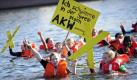 Aktivisten der Umweltschutzorganisation Greenpeace Jugend protestieren in der Spree in Berlin gegen die Laufzeitverlängerung von Atomkraftwerken.Auf ein Plakat haben sie geschrieben: Ich schwimm in der Spree gegen AKW.  Foto: dapd