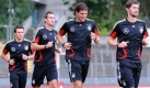 Piotr Trochowski, Miroslav Klose, Mario Gomez und Arne Friedrich (v. l.) traben aus. Foto: ap