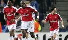Londons Abwehrrecke Sol Campbell (M) bejubelt sein Tor zum 1:1. Foto: dpa