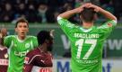 Beim VfL Wolfsburg ging es im letzten Spiel der Hinrunde um nichts weniger als die Weihnachtsferien. Die Vorgabe von Trainer und Manager Felix Magath war einfach: Gewinnt die Mannschaft gibt es Urlaub, ist das nicht der Fall, müssen die Kicker zwischen Weihnachten und Neujahr ran. Mario Mandzukic (links) und Alexander Madlung (rechts) begannen entsprechend nervös. Foto: dpa
