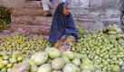 Frau auf einem Markt in Mogadischu: Die ersten Hilfslieferungen für das von Hunger geplante Somalia sollen noch am Dienstag kommen. Foto: dpa