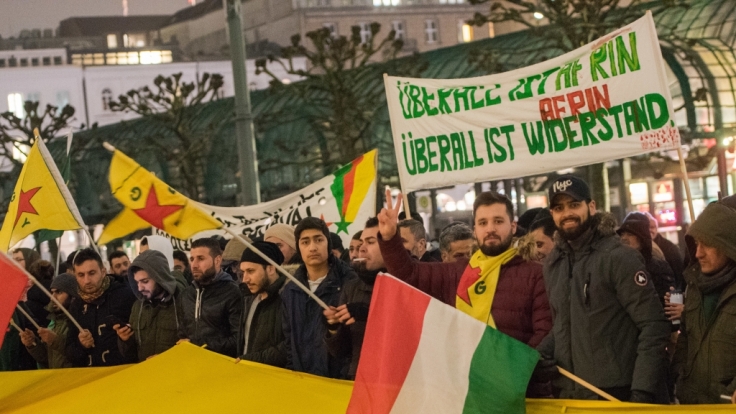 In Hamburg demonstrieren Kurden friedlich gegen die Angriffe in Afrin. In Hannover endeten die Proteste in einer Massenschlägerei.