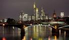 Die Skyline von Frankfurt: Zwar erreicht der typisch gelb beleuchtete Commerzbank Tower nicht die Höhen seiner großen internationalen Brüder und Schwestern, aber auch er kann sich mit seinen 259 Metern durchaus sehen lassen. Foto: dapd
