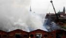 Eine riesige Rauchwolke zog heute über die Hansestadt Lübeck: Ein Brand in einer Lagerhalle löste einen Großeinsatz der Feuerwehr aus. Das Gebäude brannte vollständig aus, Menschen wurden nicht verletzt. Foto: dapd