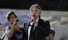 Auch die Opfer der Erdbebenkatastrophe in Haiti wurden nicht vergessen: RB- Sängerin Mary J. Blige und der italienische Tenor Andrea Bocelli sangen gemeinsam eine bewegende Interpretation des Klassikers Bridge Over Troubled Water von Simon  Garfunkel. Foto: ap