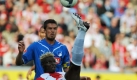 Sensation in Mainz: Das Team besiegt Hoffenheim 2:1. Beteiligt am Erfolg war auch Aristide Bancé (vorn), hier im Zweikampf mit Hoffenheims Sejad Salihovic. Foto: dpa