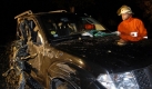 Ein Feuerwehrmann betrachtet in Adelheitsdorf in der Nähe von Hannover das von einem Güterzug erfasste Auto. Ein betrunkener Brite hatte den Geländewagen dort abgestellt, sich aber nicht im Auto befunden.
 Foto: dpa