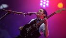 Wild, traurig, abgefahren:Placebo können alles. Auch auf der Bühne lebt das englische Trio von seiner Vielseitigkeit - und dem Charisma von Sänger Brian Molko. Beim Highfield spielen sich Placebo für ihre Welttournee warm:Ab November sind sie noch einmal in Deutschland zu Gast. Foto: ddp