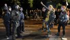 Polizeibeamte und Punks stehen sich am Donnerstag (30.04.2009) am Rande des Boxhagener Platzes in Berlin gegenüber. Der Vorabend des 1. Mai endete in Berlin nach einem friedlichen Beginn in Auseinandersetzungen zwischen Polizei und Randalierern. Foto: Tim Brakemeier dpa/lbn +++(c) dpa - Bildfunk+++
pixel Foto: dpa