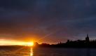 Postkartenidyll in Stralsund: Ein farbenprächtiger Sonnenaufgang an der Ostsee. Foto Stefan Sauer Foto: dpa
