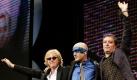 Die Band R.E.M um Sänger Michael Stipe (Mitte) - hier nach einem Konzert 2005 im Londoner Hydepark - löst sich auf. Das gaben die Musiker gestern auf ihrer Website bekannt. Grund sei kein Streit, man wolle in Zukunft nur eigene künstlerische Wege gehen. Unvergessen bleiben sicher ihre Songs wie Loosing My Religion und Everybody Hurts. Foto: dapd