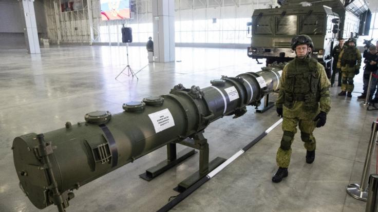 Ein russischer Offizier geht an dem neuen Marschflugkörper vom Typ 9M729 entlang, im Hintergrund die Startvorrichtung.