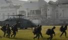 Ein Helikopter der US-Navy vor dem National Palace in Port-au-Prince: Er bringt Soldaten in die Krisenregion, die die Hilfsorganisationen bei der Verteilung der Lebensmittel schützen sollen. Foto: ap