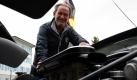 Sonst ist der Wagen serienmäßig, erklärt Balboni, ehemaliger Cheftestfahrer von Lamborghini, mit einem Lächeln, es gab sonst keine Extras bei dem Wagen - nur die Klimaanlage. Foto: pi