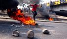 Tegucigalpa, Honduras. Ein Demonstrant springt über einen brennenden Reifen. Arbeiter, Bauern und Gewerkschaftsmitglieder blockierten die Straßen der großen Städte des Landes, um für eine bessere Bildungspolitik und Mindestlöhne zu protestieren. Foto: dapd