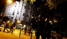 Französische Polizeibeamte patrouillieren in Grenoble auf einer Straße im Viertel Villeneuve. Nach dem Tod eines mutmaßlichen Räubers durch Schüsse eines Polizisten zündeten jugendliche Randalierer mehr als 50 Autos an. Polizisten hatten in der Nacht zum Freitag einen 24-jährigen Mann erschossen, der vermutlich an einem Überfall auf ein Kasino beteiligt war. Foto: ap