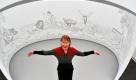 Die Generaldirektorin der Kunstsammlungen Chemnitz, Ingrid Mössinger, steht in der Ausstellung «Otto Dix in Chemnitz» in einem Pavillon mit einem teilweise rekonstruierten Wandbild des Malers, das heute im Original nicht mehr existiert. Die fünfmonatige Ausstellung wird am Sonntag (13.11.2011) eröffnet.  Foto: dpa