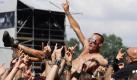 Ein Heavy Metal Fan beim sogenannten 'Crowdsurfen' am Freitag (04.08.2006) auf dem Gelände des Open Air Festivals in Wacken in Schleswig-Holstein. Das Fest in Wacken gilt als das größte Heavy Metal Festival in Europa und findet nunmehr zum 16. Mal statt. Topacts unter den mehr rund 60 Bands sind in diesem Jahr The Scorpions, Celtic Frost und Motörhead. Foto: Friso Gentsch dpa/lno +++(c) dpa - Bildfunk+++ Foto: dpa