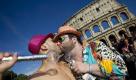Hunderttausende Schwule, Lesben und Transvestiten aus Europa feierten in Rom die Abschlussparade der Europride. Vom 1. bis zum 11. Juni tourte die Europride mit zahlreichen Veranstaltungen durch Italien - ohne große Proteste in dem katholischen Land ausgelöst zu haben. Im Heiligen Jahr 2000 war der World Gay Pride in Rom vom Vatikan und der italienischen Politik noch heftig kritisiert worden. Foto: dpa