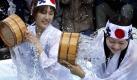 Well-wishers using wooden tubs splash cold water onto themselves during an annual cold-endurance festival at the Kanda Myojin Shinto shrine in Tokyo, Saturday morning, Jan. 9, 2010. (AP Photo/Koji Sasahara) Foto: ap