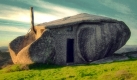 Das bizarre Steinhaus im portugiesischen Dorf Nas montanhas de Fafe sieht dem Zuhause von Fred und Wilma Feuerstein aus dem Trickfilm überraschend ähnlich. Foto: Jsome1/Flickr