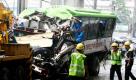 Bei einem Bus-Unfall in Manila auf den Philippinen wurden der Fahrer getötet und vier weitere Personen verletzt. Der Fahrer wollte auf einer Hochautobahn einer Überschwemmung ausweichen und fuhr über das Brückengeländer. Der Bus fiel knapp zwölf Meter in die Tiefe. Foto: dpa