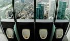 Ein ungewöhnlicher Ausblick auf die Bankenskyline der Finanzmetropole Frankfurt bietet sich den männlichen Besuchern der WC-Anlage im 49. Stock der Commerzbank-Zentrale am Mittwoch (30.09.2009). Im Stehen können sie den nicht nur den Ausblick auf die Niederlassungen der Konkurrenz genießen, sondern auch die funktionalen Dienste der Keramikbecken in Anspruch nehmen. Foto: Boris Roessler dpa/lhe +++(c) dpa - Bildfunk+++
pixel Foto: dpa