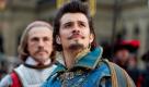 Der englische Herzog Buckingham (Orlando Bloom) ist ein eitler Pfau, der die Franzosen mit seinen Kriegsluftschiffen zu übertrumpfen versucht. Er wähnt sich auf der sicheren Seite, da M'lady de Winter ihm die Baupläne zugespielt hatte... Foto: Constantin Film