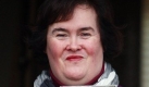Die britische Sängerin Susan Boyle posiert mit ihrer neuen CD vor ihrem Haus im schottischen Blackburn. Boyle wurde durch ihren Auftritt in einer Castingshow schlagartig weltberüuhmt. Foto: ap