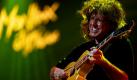 Hingabe an die Musik: Der US-amerikanische Gitarrist Pat Metheney von der Pat Metheney Group holt aus seiner Gitarre während seiner The Songbook Tour in der Miles Davis Hall beim vierundvierzigsten Montreaux Jazz Festival in der Schweiz alles heraus was geht. Foto: ap