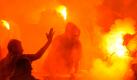 Nordrhein-Westfalen/ Fussball, Saison 2011/12, 1. Bundesliga / 2. Bundesliga, Relegation, Rueckspiel, Fortuna Duesseldorf - Hertha BSC, Dienstag (15.05.12), Esprit Arena, Duesseldorf: Berlins Fans brennen Pyrotechnik ab. +++ Achtung Bildredaktionen: Die Verwendung der Bilder fuer die gedruckten Ausgaben der Zeitungen und andere Print-Medien ist ohne Einschraenkungen moeglich. Die DFL erlaubt ausserdem die Publikation und Weiterverwertung von maximal sechs Bildern pro Spiel im Internet. Eine Weiterverwertung im IPTV, Mobilfunk und durch sonstige neue Technologien ist erst 2 Stunden nach Spielende der jeweiligen Wettbewerbsspiele der Bundesliga und 2. Bundesliga erlaubt!
Foto: Sascha Schuermann/dapd Foto: dapd