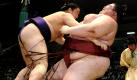Sumo wrestler Satanoumi, left, defeats Yamamotoyama who weighs in at 265-kilograms (588 pounds) to win their bout bout at a sumo tournament in Nagoya, central Japan, Wednesday, July 21, 2010. Yamamotoyama is the heaviest Japanese sumo wrestler in history. (AP Photo/Kyodo News) ** JAPAN OUT, MANDATORY CREDIT, FOR COMMERCIAL USE ONLY IN NORTH AMERICA **

 Foto: ap