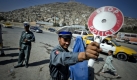 Ein afghanischer Polizist regelt an einer Einfahrt den Strassenverkehr in Afghanistans Hauptstadt Kabul. Deutschland muss womöglich die Zahl seiner Polizeiausbilder in Afghanistan deutlich aufstocken. Foto: ddp