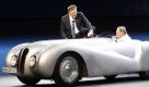 Der Vorstandsvorsitzende von BMW, Norbert Reithofer (links) steigt am ersten Pressetag der Internationalen Automobil-Ausstellung IAA in Frankfurt aus einem alten BMW Roadster. Foto: ap