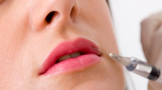 Wer gegen Falten vorgehen will, muss nicht zur Spritze greifen. Es gibt auch Collagen-Drinks. (Foto)