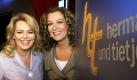 Eva Herman (l.) und Bettina Tietjen stehen am Dienstag (17.01.06) in einer ehemaligen Reithalle, dem 'Cavallo', von wo aus von Donnerstag (20.01.06) an die NDR-Talkshow gesendet wird. 12 Sendungen werden, nach dem Umzug des Talk-Teams von Hamburg nach Hannover, in diesem Jahr in der letzten noch erhaltenen koeniglichen Reithalle der ehemaligen preussischen Kavallerieschule produziert.  Foto: ddp