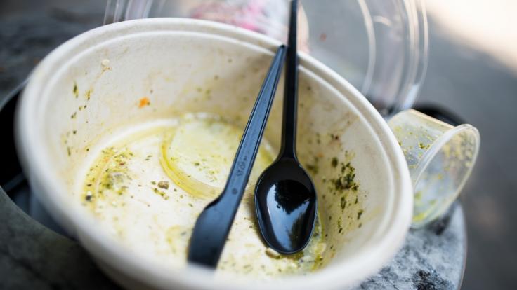 Nach dem Willen des EU-Parlaments soll Plastikgeschirr demnächst europaweit verboten werden.
