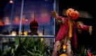 Halloween pumpkins and ghoulish mannequins decorate the amusement park 'Tivoli' in central Copenhagen, Denmark, Friday, Oct. 9, 2009, for a ten day celebration of the Halloween season, during the school autumn holidays. Last year the Halloween event attracted some 250,000 visitors. (AP Photo/POLFOTO, Carsten Snejbjerg) ** DENMARK OUT ** Foto: ap