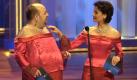 Das Archivbild zeigt im gleichen roten, schulterfreien Abendkleid Sandra Maischberger und Dirk Bach bei der Verleihung des Deutschen Fernsehpreises 2002 am 5.10.2002 im Kölner Coloneum auf der Bühne. Nicht ganz einigen konnten sich die beiden offenbar jedoch auf den Stil von Halskette und Ohrringen. Ein großformatiges Foto der beiden ist bei ebay angeboten, aber unverkäuflich. dpa (zu dpa-KORR.: 'Fans bieten 5000 Euro für 'Tatort'-Rolle - und nichts für Dirk Bach' vom 20.11.2002) Foto: dpa