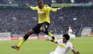 Dortmunder Brasilianer gegen Gladbacher Brasilianer: BVB-Verteidiger Felipe Santana gegen «Fohlen»-Verteidiger Dante. Foto: dapd