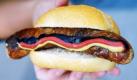 Hungrig geworden beim Jubeln oder Heulen? Den schnellen Snack in einwandfreier Farbgebung haben wir Peer Wagner zu verdanken. Der verkaufte eigentlich Bratwürstchen aus dem Bauchladen in der Leipziger Fußgängerzone, bis ihm 2006 die geniale Idee kam: der Deutschland-Senf. Er rührte einfach Lebensmittelfarben in die blassgelbe Würstchen-Schmiere. Wer Wagners Kreation gerade nicht zur Hand hat, kann sich für den Deutschland-Snack auch mit Schröggel-Würstchen nebst Senf und Ketchup behelfen. Foto: news.de/Peer Wagner