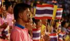 Thailänder feiern den Geburtstag ihres Königs Bhumibol Adulyadej in einem Stadion in Bangkok. Mehrere tausend Menschen kamen, um ihrem König, der heute 82 Jahre alt wird, die Ehre zu erweisen. 
 Foto: ap