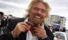 Der britische Multimilliardär Richard Branson muss als Strafe für eine verlorene Wette als Stewardess arbeiten. Der Besitzer der Fluggesellschaft Virgin Atlantic hatte mit dem Chef der Fluggesellschaft Air Asia, Tony Fernandes, eine Wette abgeschlossen: Derjenige, dessen Formel-1-Team in der gerade abgelaufenen Saison schlechter abschneidet, muss auf einem Flug der Airline des anderen die Passagiere betreuen - in Stöckelschuhen. Da Lotus am Ende vor Virgin lag, wird Branson nun auf einem Air-Asia-Flug von Kuala Lumpur nach London das Kabinenpersonal verstärken. Die Tickets für den Flug werden versteigert, der Erlös soll einem guten Zweck zufließen. (dapd) Foto: dapd