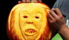 Ein möglichst gruseliges Gesicht für Halloween schnitzt Roman Winterstetter in Moers in einen Kürbis. Der gelernte Koch aus Bayern hat sich am Niederrhein auf «Food Carving» spezialisiert. Mit Messern und kleinen Stecheisen modelliert er Kürbisse und Melonen zu kleinen Kunstobjekten, die ab etwa 40 Euro zu haben sind. Foto: dpa