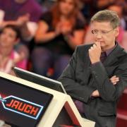 Günther Jauch liest die Fragen vor, die Quizmacher wie Stoll sich ausdenken.