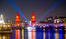 Die Oberbaumbrücke in Berlin erstrahlt im Rahmen des Festival Of Lights in bunten Farben. Bis zum 23. Oktober wird die Hauptstadt jeden Abend von 19 bis zirka 24 Uhr ein ein Meer aus farbenfrohen Illuminationen getaucht. Hier erfahren Sie mehr über das wunderschöne Festival. Foto: dapd